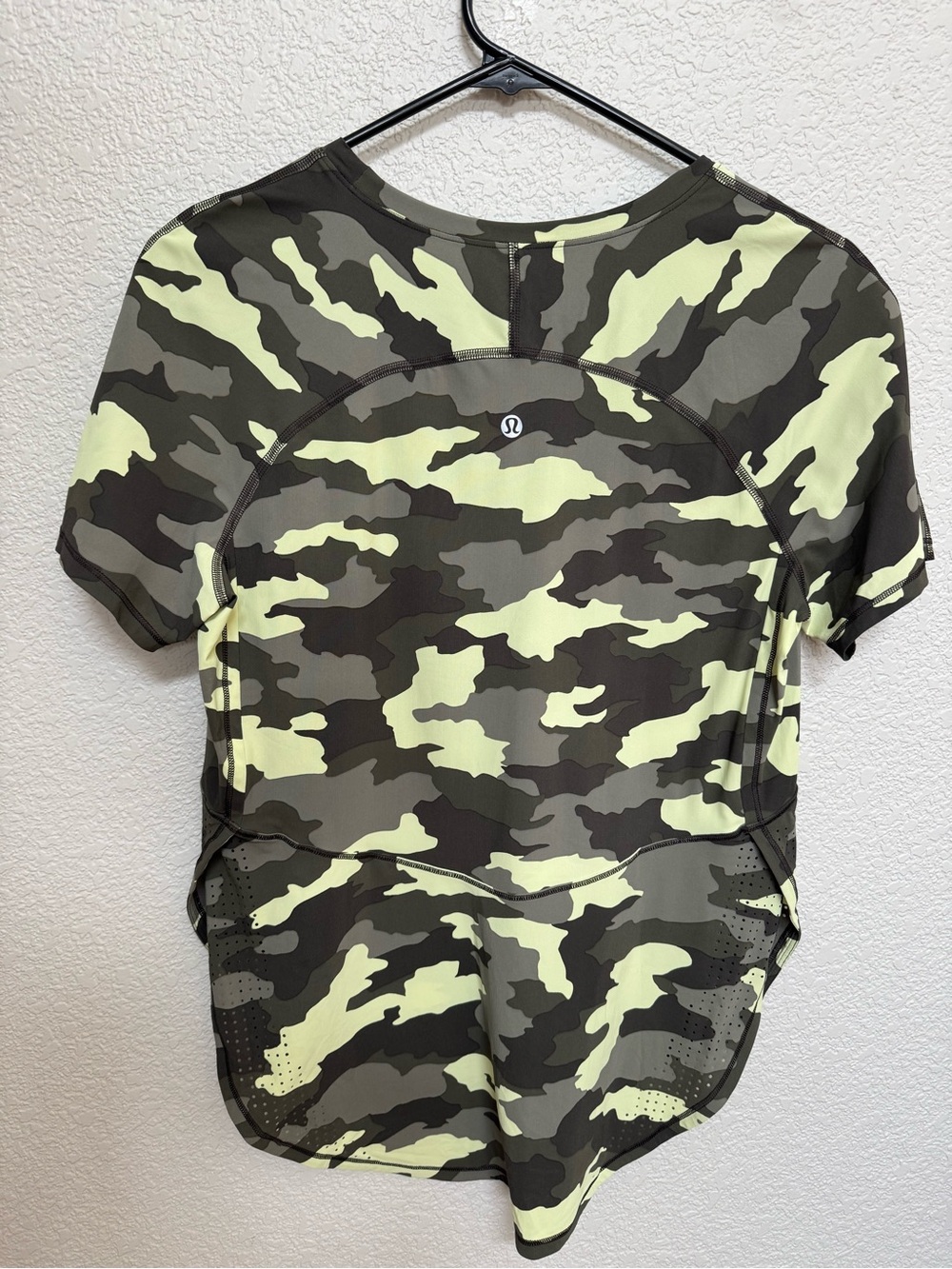 Lululemon UV Protection Running Short Sleeve Women’s 8 Heritage 365 Camo